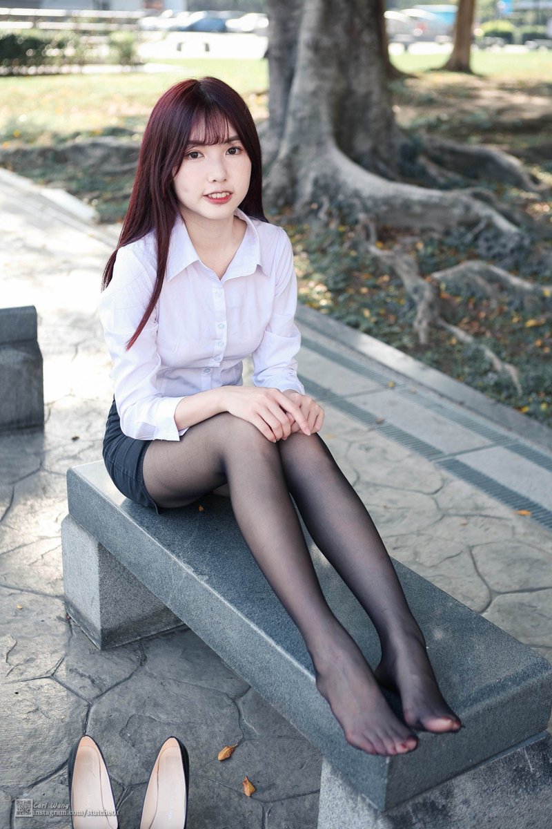 今天吃土豆，西紅柿，波羅，獼猴桃，車厘子，提子，魔芋
#惠米 #OL #whiteskirt #miniskirt #pantyhose #Carlwang #beautyleg #newtaipeicity #taiwanesegirl #photographylovers