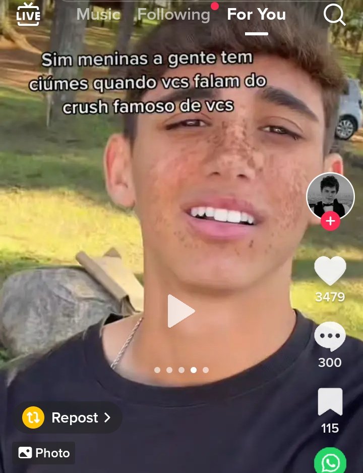 eu acho isso aqui tão engraçado e problemático na mesma medida pq tem caras que REALMENTE sentem ciúmes desse tipo de coisa como de repente o pedro pascal ou jungkook fosse entrar na casa deles e roubar as namoradas deles sério??????