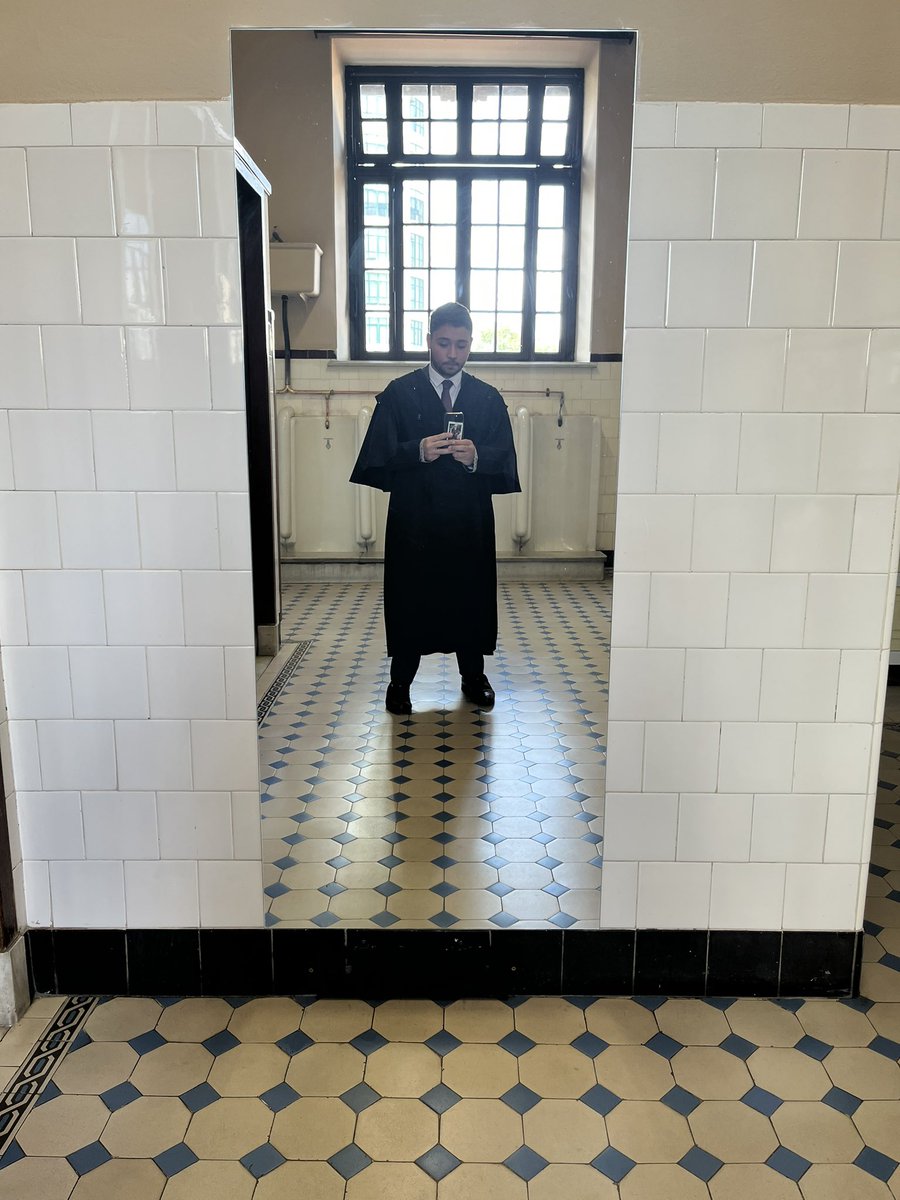 AndreFuregate's tweet photo. Postei essa foto que tirei no banheiro do tribunal e não paro de receber msgs perguntando se encontrei a câmara secreta https://t.co/cga0inU0QB