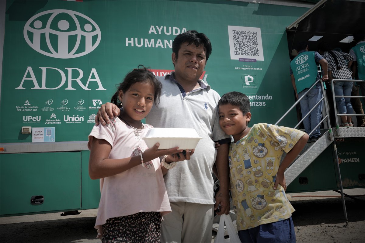 adraperu's tweet photo. #AlimentandoEsperanzas en Piura! 🚛🥗 #ADRAPERÚ y @PanamericanaTV , con apoyo del @EjercitoPeru ; llevamos más de 500 almuerzos a damnificados por lluvias en Upis San Borja Este, Upis Ollanta Humala y los Faiques. ¡Gracias a donaciones!. 🙌

📌¡YAPEA almuerzos al 997 555 048! https://t.co/LJxHPLKrkq