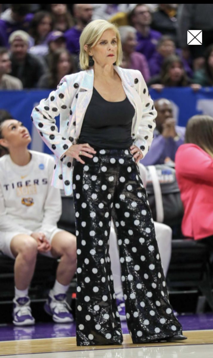 physiomurrey's tweet photo. @Super70sSports Kim Mulkey says hold my beer https://t.co/gaxvyL3BFc