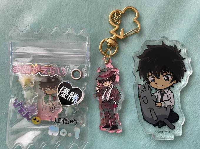 アクキー届いた!!!!桜が透けてるの良き…可愛い…イベント持って行きます!!3枚目はサイズ対比です!! 
