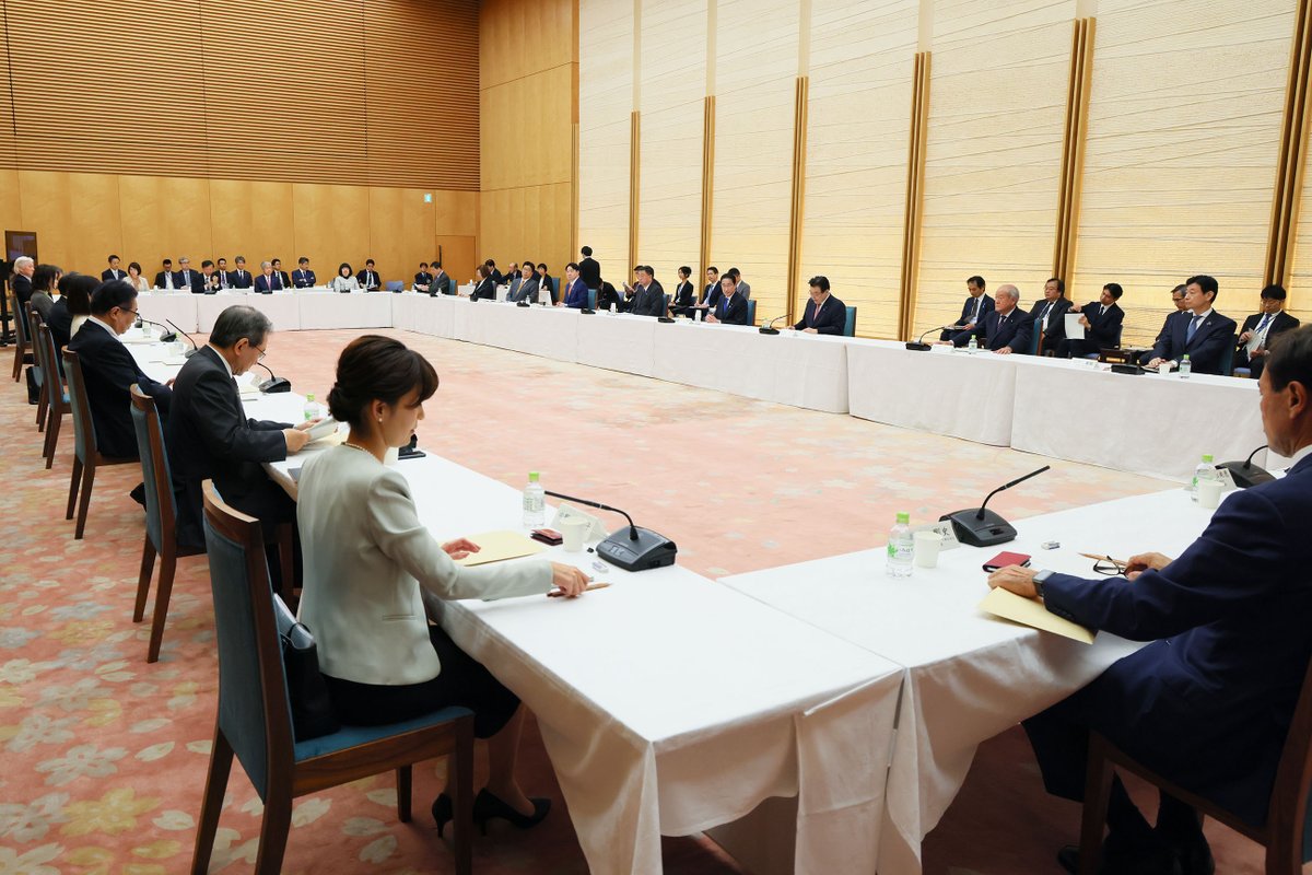 #PMinAction: On April 7, 2023, Prime Minister Kishida held the first meeting of the  Children's Future Strategy Council at the Prime Minister’s Office.

🔗japan.kantei.go.jp/101_kishida/ac…

#NewFormCapitalism 
#DistribStrategy 
#ChildSupport