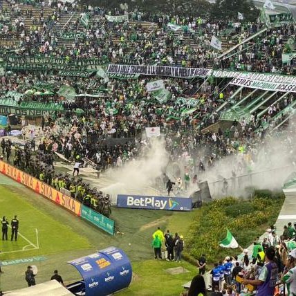 JPT0LIMA's tweet photo. Hincha del Tolima entra a la cancha. 

La prensa: "Se debe sancionar la plaza, son unos inadaptados, todo el estadio aplaudió 🤬"  

Toda una barra entra a la cancha formando un motín. 

La prensa: "No hay que generalizar, afectan al turismo en Medellín si sancionan la plaza 😖" https://t.co/q1OKgHhpfA