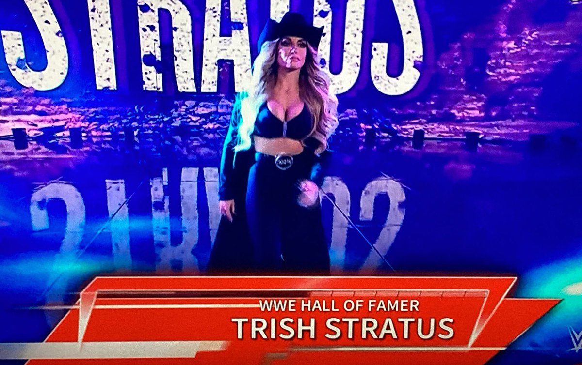 RT @mal4champ: Trish Stratus is so fine #WWERaw https://t.co/MUc77QIwzY
