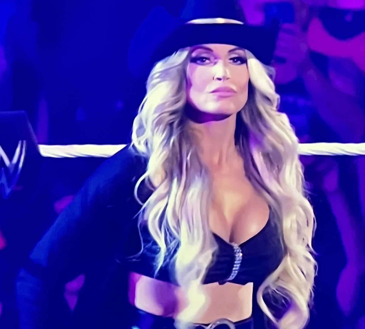RT @TheCovalentTV: Trish Stratus gets better and better #WWERaw https://t.co/PFYtkToo6o