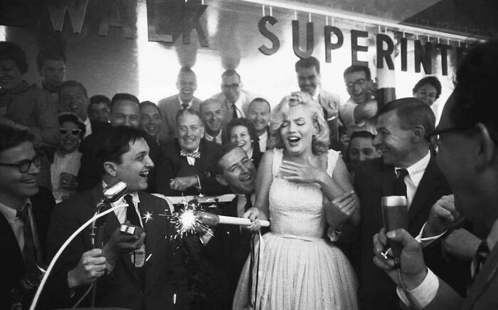 - Marilyn Monroe, sorprendida por un petardo, inaugura el edificio Time-Life en Nueva York, 1957