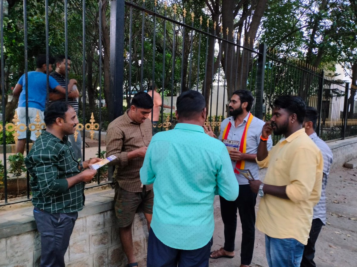 ManuAry73085049's tweet photo. Its enough from 15years same candidate from same party. Constituency facing same existing problems from many years. Let's vote for change.
I request Malleshwaram people.. Please give one chance to Youths and fresher's.
#savemalleshwarm #voteforchange #manukumar https://t.co/SQzs3GdNWS
