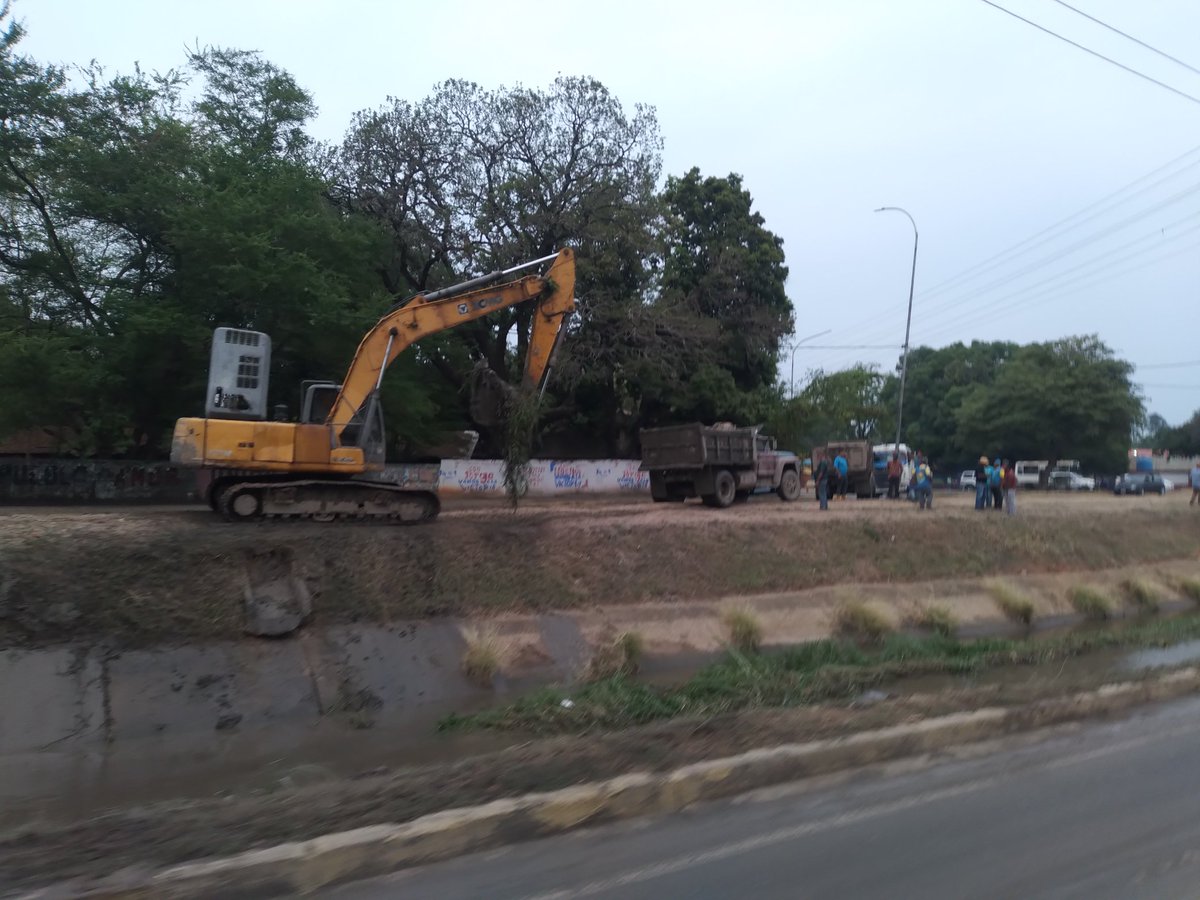 JulioCesarCame9's tweet photo. Felicito a el Gobierno de Cojedes y la Alcaldía de San Carlos, por el trabajo en conjunto de limpieza y dragado de canales, previo a la entrada de las lluvias, ya que dicha labor, optimiza su funcionamiento y permitirá prevenir situaciones de emergencia. https://t.co/9Z3oVv0gxW
