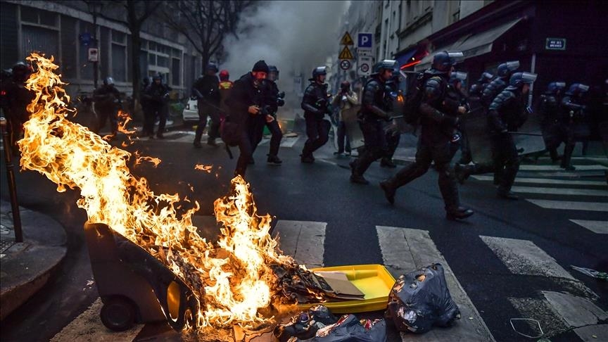 news24tv's tweet photo. France rocked by new demonstrations after Macron’s speech on pension reform https://t.co/YJjb68YZRF https://t.co/dx8tcuSTKg
