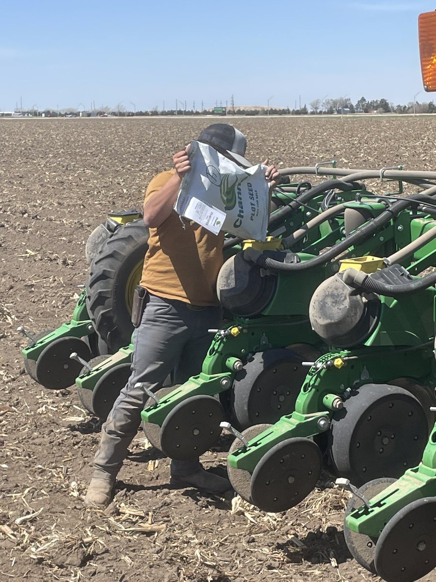 Plot planting has begun here in York Co.  Thank you to <a href="/dcgrotz/">Darren Grotz</a> and Duane Grotz for partnering with <a href="/ChannelSeed/">Channel Seed</a> Seedsman <a href="/3d_supply/">3D Supply Co   🇺🇸</a> <a href="/BrianBergen28/">nunsneI_wlheIas</a>.  This is an Irr. COC plot with some exciting NEW <a href="/BayerTraits/">Bayer Traits & Systems</a> in it.