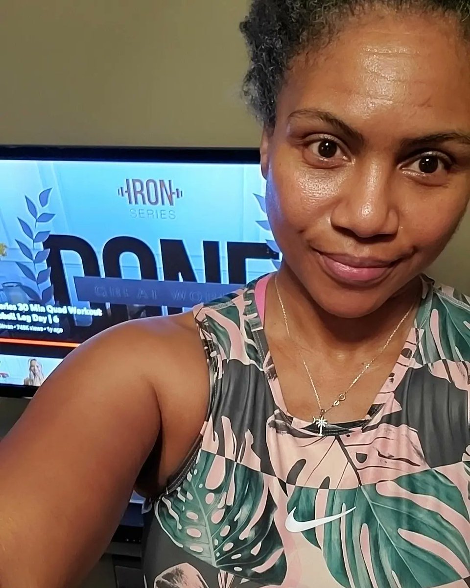 crys1788's tweet image. My quads definitely got worked tonight...🌶🔥 #quads #legs #lowerbodyworkout #ironseries #CarolineGirvan #strengthtraining #athomeworkout #garmin #garminvenu #garminfitness #garminwellness #beatyesterday #leagueofgarmin #workout #training #Mondaymotivation #motivationMonday