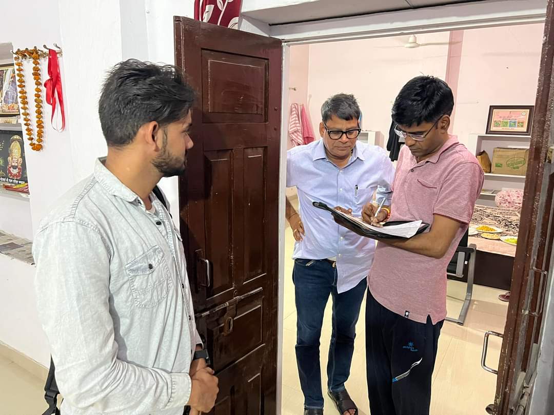 कमल कुमार मीना निवासी टहलडी का चयन रेलवे विभाग में कलकत्ता में हुआ है चयन पत्र देरी से प्राप्त होने एवं लगातार 3 दिन की छुट्टी होने के कारण जाति प्रमाण पत्र नहीं बन पाया। सूचना लेकर मेरे पास आया तो मैं रात्रि 10 बजे तुरंत उपखण्ड अधिकारी के  घर पहुँच कर समस्या का समाधान कराया।