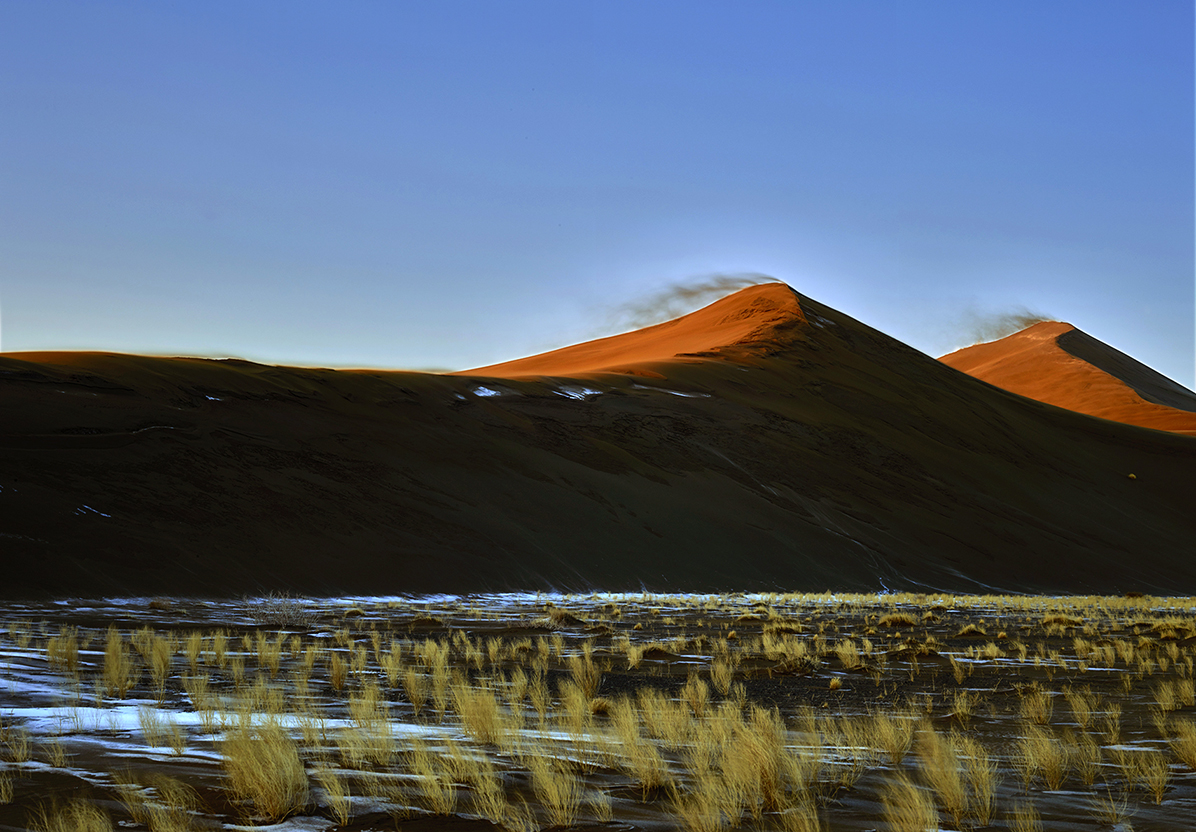 HRegionen's tweet photo. Kalter Sand und fliegender Schnee, Grasfalten und Wolken. #Xinjiang #China #Reisen #Entdeckungen #Leben #Bilder #Fotografie #Reisefotografie #Fotograf #Landschaft #Wind https://t.co/wZCLpYQ9ig