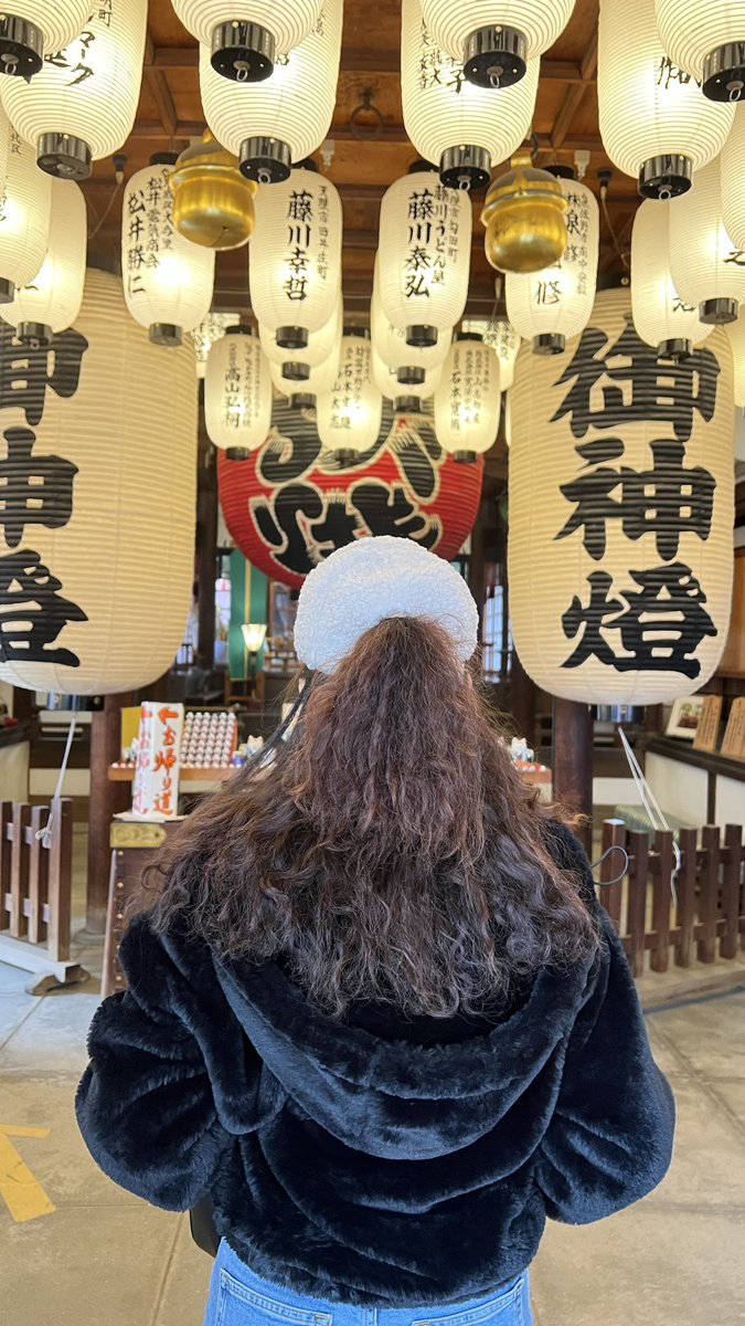 เจอร้านทำสีผมราคาไม่สร้างบ้าน สี+Olapex+ตัด สามพัน แล้วทำผมเสร็จกระจกตกใจเลยอะ นี่ผมฉันจริงปะ เปลี่ยนไปเหมือนใส่วิก นี่ดัดผมหยิกหมูหยองแกนเล็กสุดละหาร้านทำสีผมยากมากร้านไม่ค่อยรับ ใจอยากฟอกแต่ผมไม่ไหวแล้วบอกช่างเอาว่าสีเหนือธรรมชาติเท่าที่ผมไหวค่ะได้สีแดงมาสะใจแบบไม่ฟอก 😂