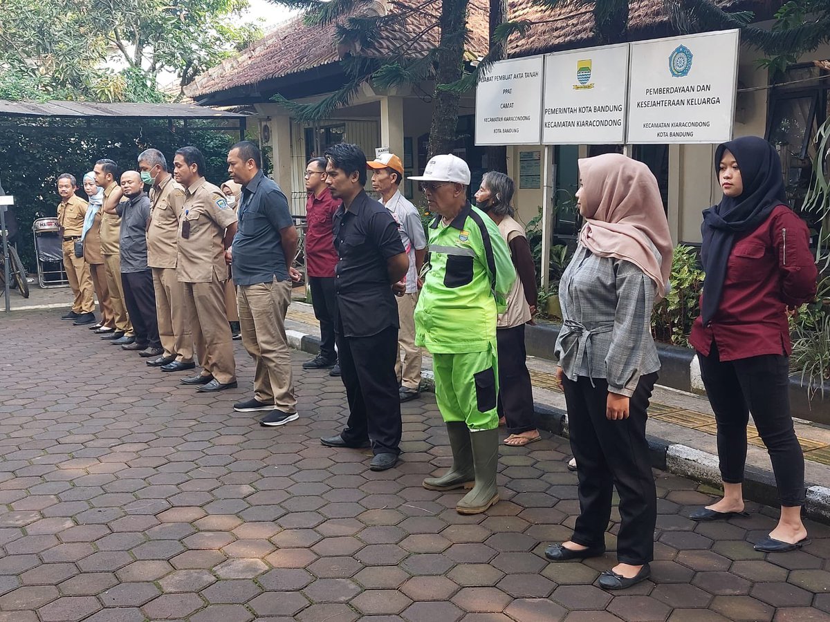 Wargi Kircon, pagi hari ini Apel Pagi dipimpin oleh Sekretaris Kecamatan yang baru dilantik yaitu bapak Jajang Kurnia.

Doa dan Harapan terbaik semoga selalu senantiasa menyertai. Selamat datang di Kiaracondong Pa Sekcam