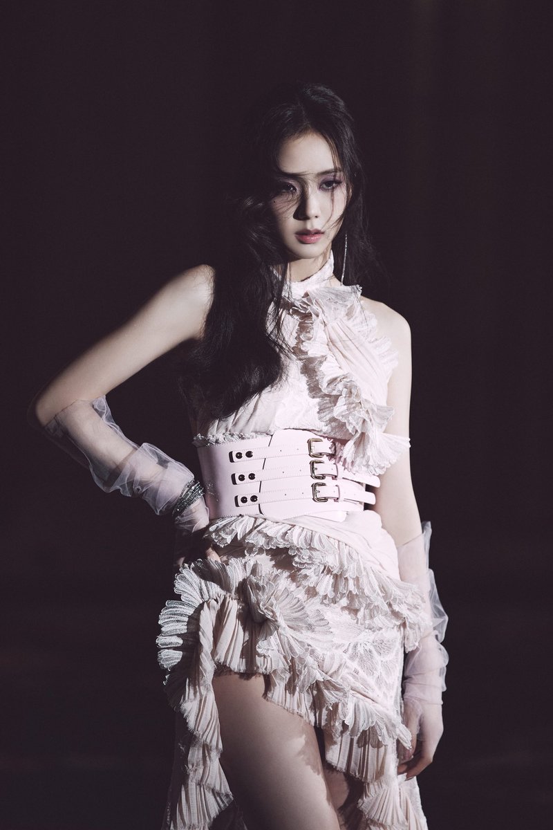 PHOTOS] #JISOO “FLOWER” MV behind-the-scenes - YG Naver post