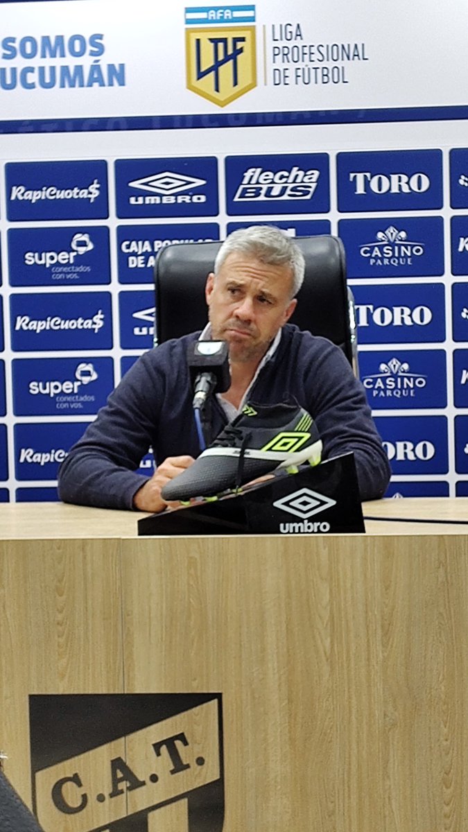 "El equipo se fue aplaudido. La gente se fue con la sensación de que fuimos superiores. Es un grupo que quiere pero no logra hacerse con la victoria. Veo que esté equipo se ha entregado y ha dado todo su esfuerzo. Lo que pase a futuro, uno no lo sabe"

Lucas Pusineri