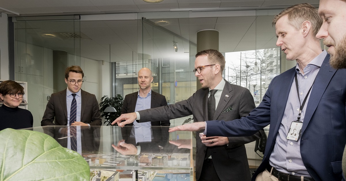 Intressanta samtal och kunskapsutbyte med bostadsminister Andreas Carlson och politisk sakkunnige Erik Elverö från Regeringskansliet, på besök i Liljeholmen och den uppväxta stadsdelen som JM har byggt.

#jm #Liljeholmskajen #regeringskansliet #bostadsminister #Liljeholmen