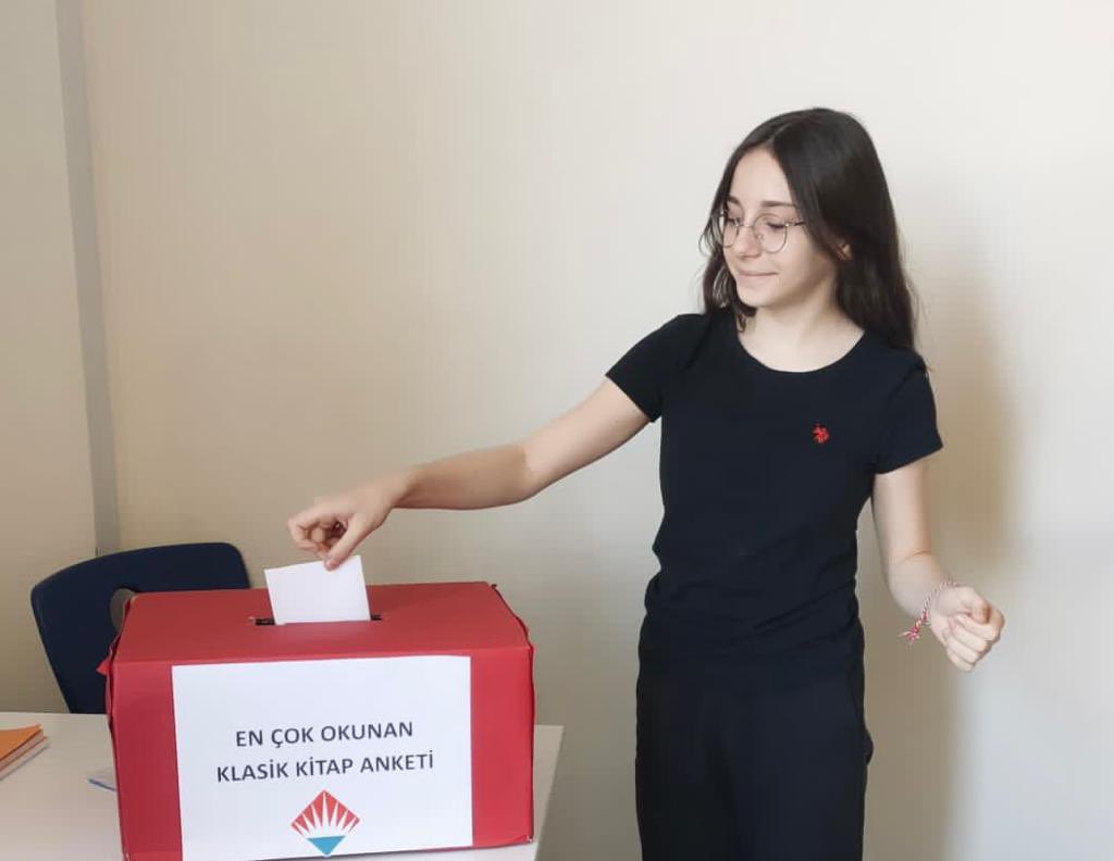 Kütüphane haftasında tüm ortaokul kademesinde yapılan klasik kitap anketinde KÜÇÜK PRENS %86 oy oranıyla en çok okunan kitap oldu.💫