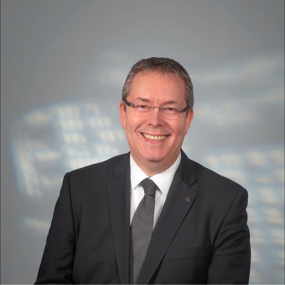 Dion Schneider is gisteravond door de gemeenteraad voorgedragen als nieuwe burgemeester van de gemeente Maasgouw. Waarschijnlijk start hij begin juli. Meer informatie? Lees verder op onze website: bit.ly/3GnAEHs