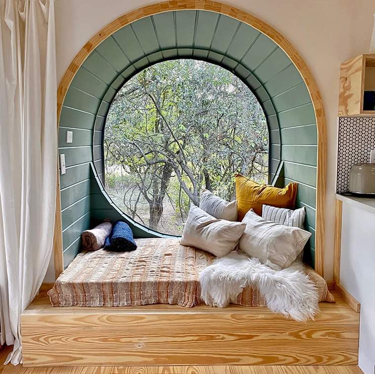 تنہا ہی کر گئی یہ بدلتی ہوئی سرشت
سب دل میں رہنے والے ہی دل سے اتر گئے

اب کچھ نہیں کریں گے خلاف ِ مزاج ہم
اکثر یہ خود سے وعدہ کیا، پھر مُکر گئے

اس عہد_ بد لحاظ میں ہم سے گداز قلب
زندہ ہی رہ گئے تو بڑا کام کر گئے

(عرفان ستار)