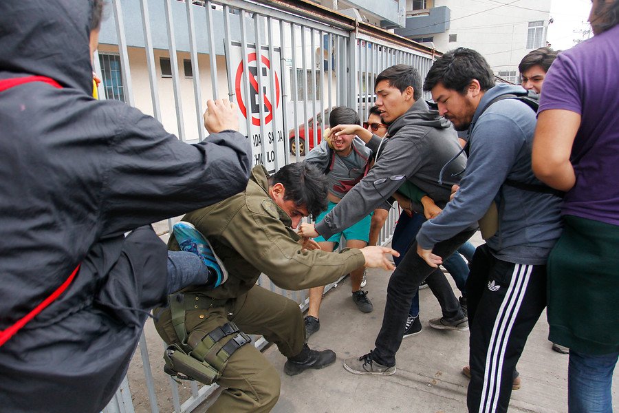 jgomezarismendi's tweet photo. Este tipo de cobardía se avaló en el demente octubrismo. Sí el policía sacaba su arma para disuadir se acusaba fascismo y represión. Así, irresponsablemente le abrieron la puerta a la impunidad criminal. https://t.co/U2V6DvZy2E
