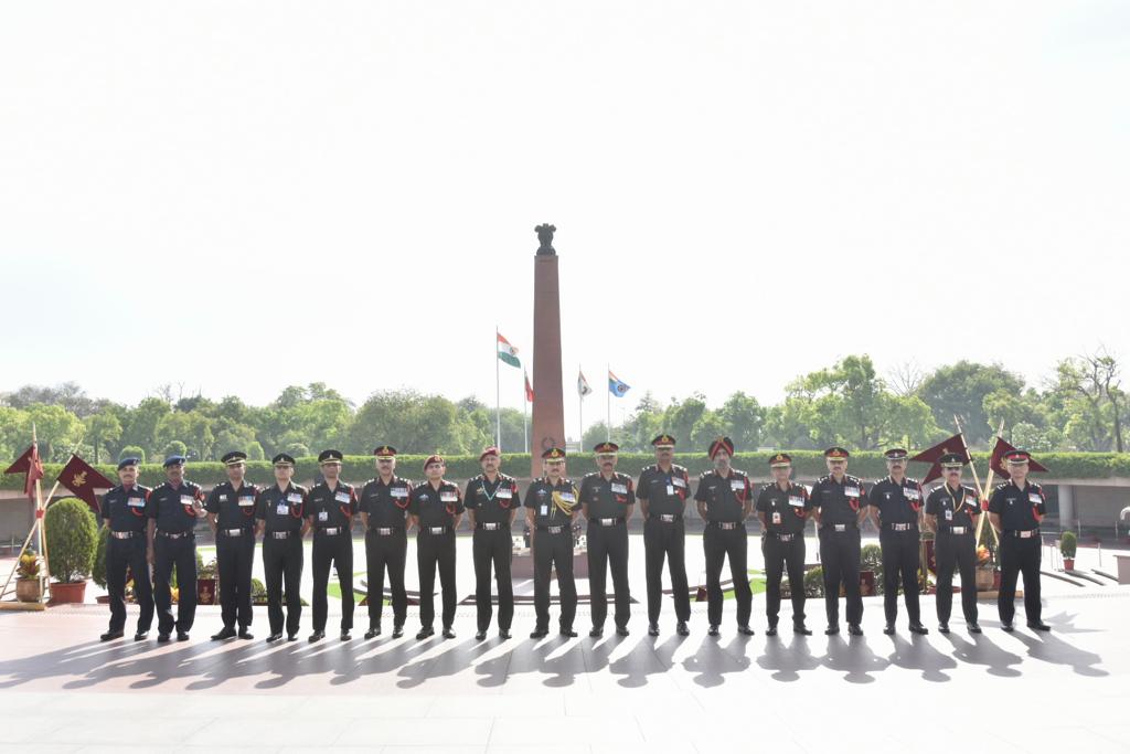 salute2soldier's tweet photo. Honouring the supreme sacrifice and inspirational valour of gallant heroes in the line duty, Lt Gen Suresh Chandra Tandi, VSM, DG OS & Col Comdt, paid homage at #AmarJawanJyoti at #NationalWarMemorial on 248th Army Ordnance Corps Day https://t.co/NrNIsRi7SD