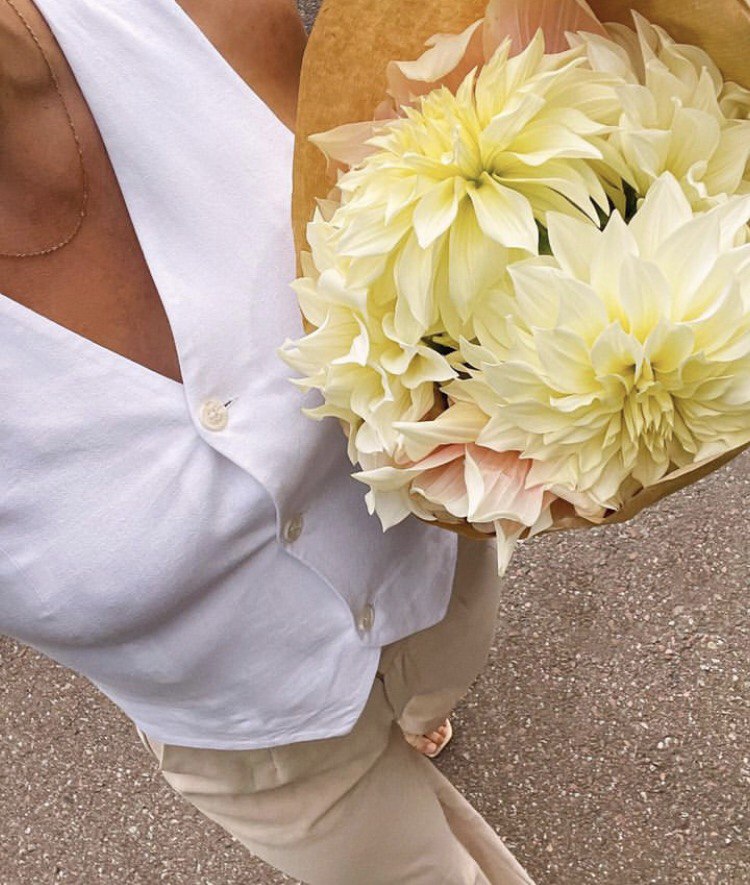 #I met with my good friend today to take the flowers to meet him, he will be very happy to see such beautiful flowers in my hands, I gave the flowers to my friend she will bless me to find a soul mate for the other half, emotional blessing