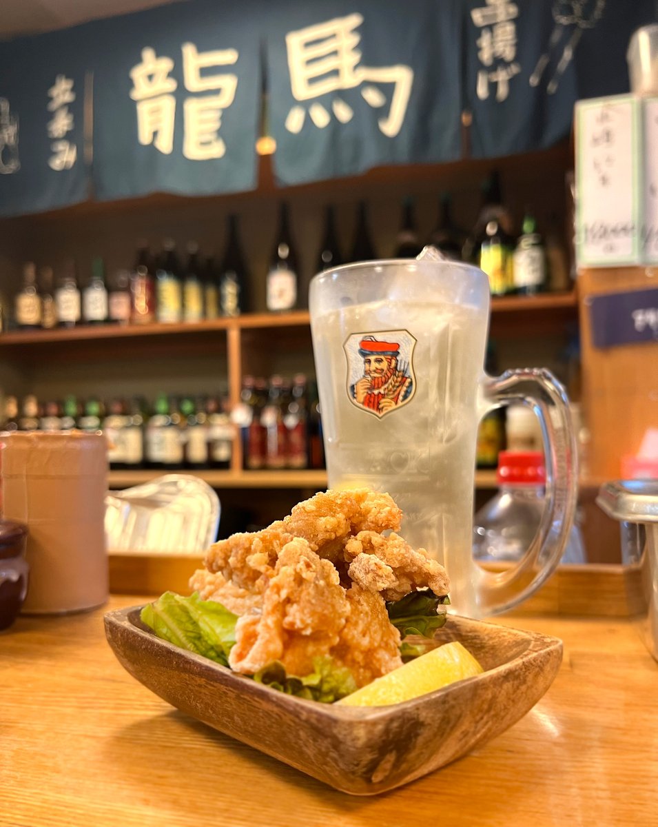 1000bero_net's tweet photo. 新宿・歌舞伎町「立呑み 龍馬 」。串揚げで一杯できる赤提灯の立ち飲み屋。

今回は気分を変えて串揚げではなく「から揚げ（中津風）」を注文。すると、甘辛くにんにくの香りがしてサクサクジューシーでうまい！ハイボールがグイグイすすむ味。また注文しよう���

（ハイボール360円／から揚げ360円） https://t.co/jdsW2zc31R