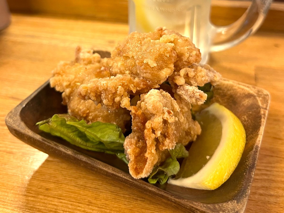 1000bero_net's tweet photo. 新宿・歌舞伎町「立呑み 龍馬 」。串揚げで一杯できる赤提灯の立ち飲み屋。

今回は気分を変えて串揚げではなく「から揚げ（中津風）」を注文。すると、甘辛くにんにくの香りがしてサクサクジューシーでうまい！ハイボールがグイグイすすむ味。また注文しよう���

（ハイボール360円／から揚げ360円） https://t.co/jdsW2zc31R