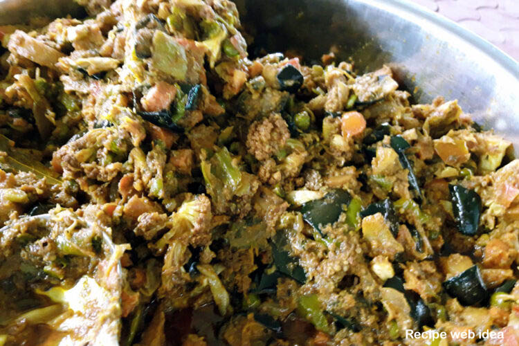 Mixed Vegetable is an Indian traditional recipe, it is made by mixing some vegetables with onion-tomato. There is variety in the taste with many vegetables mixed in it...read....in.pinterest.com/pin/5565464664… #MixedVegetable #mixvegrecipe #recipewebidea