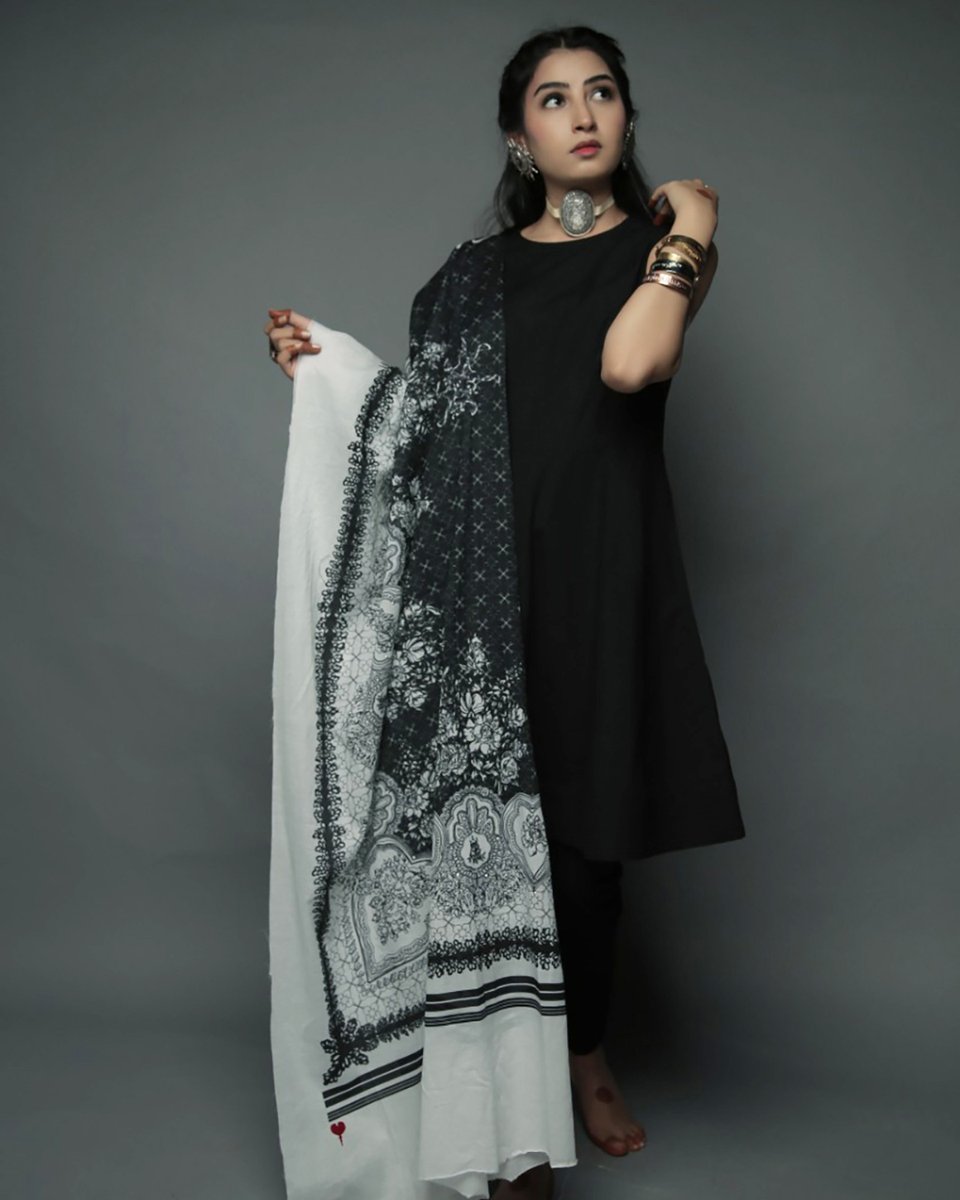 duraprints's tweet image. 🔃 #DigitalTextile printed Signature Art Dupatta ‘AAGNI’ by @YBashirqureshi  

Adorned with silver metal studs and traditional Gota all around border.

#Cotton #BlackNWhite 🧵✂️✨

#DigitalPrint #PrintDesign #YBQStudios #PrintService #PrintOnDemand 

ybqds.com/products/aagni