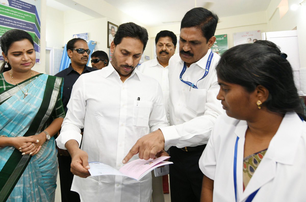 karumurionline's tweet photo. చిలకలూరిపేట నియోజకవర్గంలోని లింగం గుంట్ల లో గురువారం నాడు ఫ్యామిలీ డాక్టర్ (ఇంటి దగ్గరే వైద్యం)పథకాన్ని ప్రారంభించిన ముఖ్యమంత్రి వైఎస్ జగన్ మోహన్ రెడ్డి.. పల్నాడు జిల్లా ఇన్ ఛార్జి మంత్రి హోదాలో ఈ కార్యక్రమంలో పాల్గొన్న రాష్ట్ర పౌరసరఫరాల శాఖ మంత్రి కారుమూరి వెంకట నాగేశ్వరరావు గారు...సభా ప్రాంగణం లో ఏర్పాటు చేసిన వైద్య, ఆరోగ్య శాఖ కు సంబంధించిన స్టాళ్లను పరిశీలించిన సిఎం జగన్..వెంట మంత్రి కారుమూరి వెంకట నాగేశ్వరరావు గారు...
#FamilyDoctorConcept #YSJagan #YSRCP