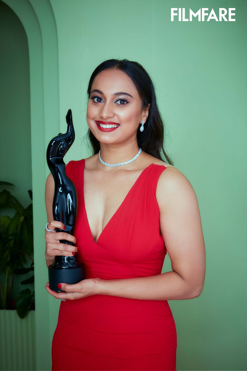 filmfare's tweet photo. Celebrations galore! ✨️
#GauriIngawale poses with the Black Lady for Best Debut Female for #Panghrun at the #PlanetMarathiFilmfareAwardsMarathi 2022.
📸: Ajay Kadam https://t.co/leLtNlL5GG