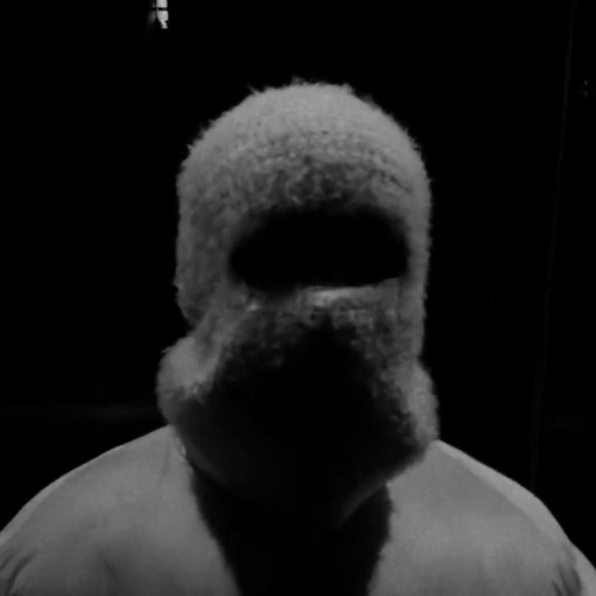 skuyrtle's tweet photo. Channel White dans son clip Tamise c'est la définition du flow https://t.co/Htm3HmJJWL