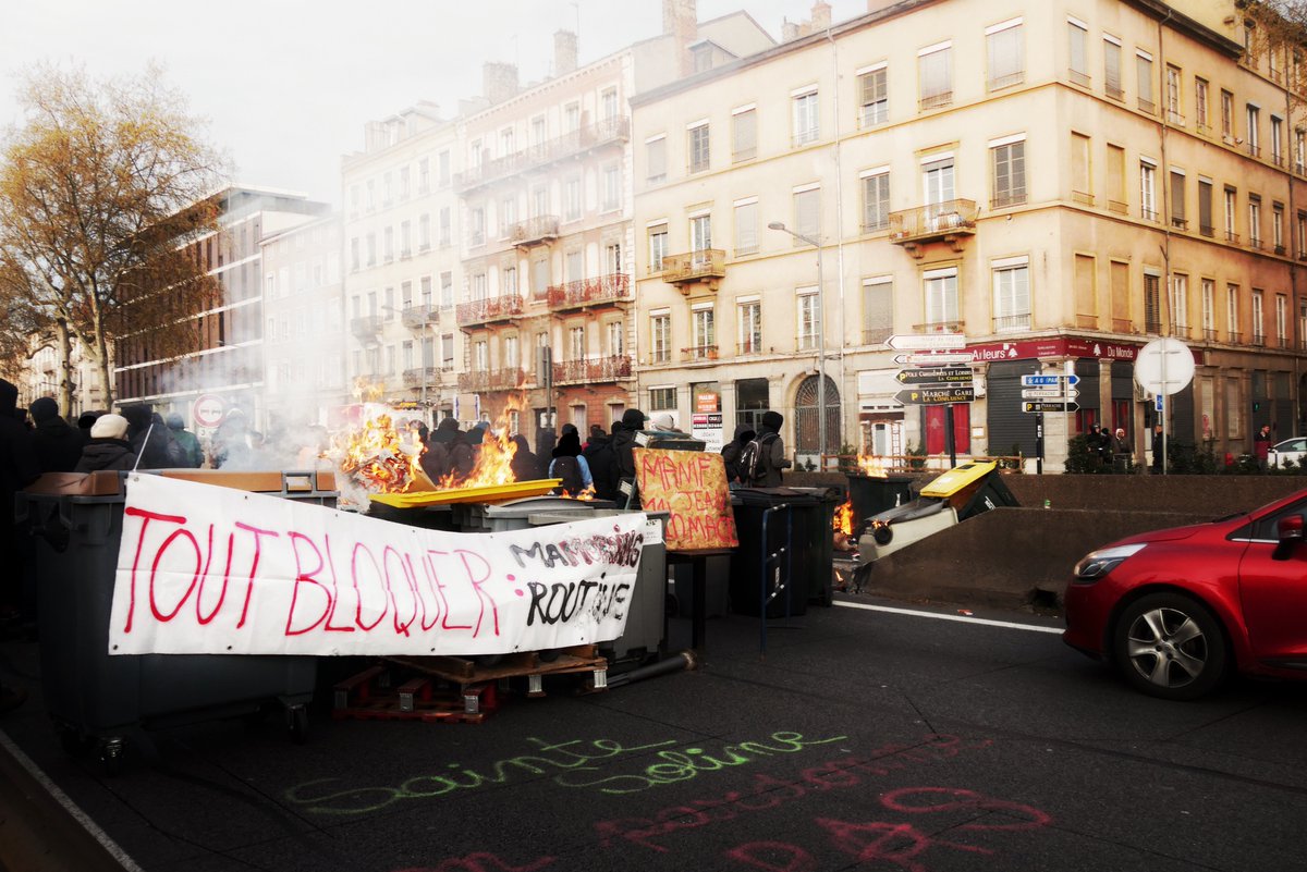 KoupRlt's tweet photo. LYON - Opération « ville morte » pour débuter la 11ème journée de mobilisation contre la #ReformeDesRetraites 

L’A7 est restée bloquée une heure avant que les militant·es ne se dispersent https://t.co/XDItbppao2