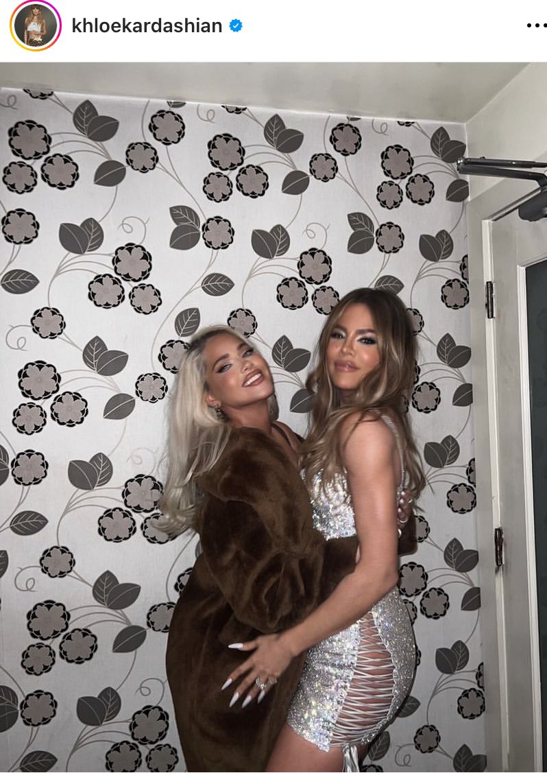 _millymae's tweet photo. is it me or does this look like it's been taken in a british mums living room https://t.co/4O42sqGg64