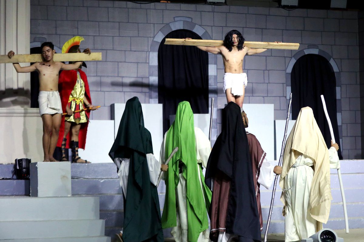 pnagovph's tweet photo. [1/3] PASSION OF CHRIST. Residents hold '#Senakulo', a play that re-enacts the passion of Jesus Christ in Marinduque's capital town Boac on Wednesday night (April 5, 2023), as part of the celebration of the #Moriones Festival. https://t.co/bSUVxjw9vY