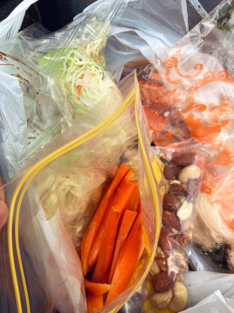 chill_chica's tweet photo. コンビニでよく野菜スティック売ってるやん、あれ自分で作った！皮付きで、変に機械で洗浄とか水に晒したりとかしてない分、栄養価もこちらの方がたぶん高い。

今日は人参、普通にこのままでいける🥕おやつにもよき。

カット野菜買うのやめてざく切りで色々持ってこよ。手軽だし噛みごたえあるし！ https://t.co/sWY7BpNP8Y