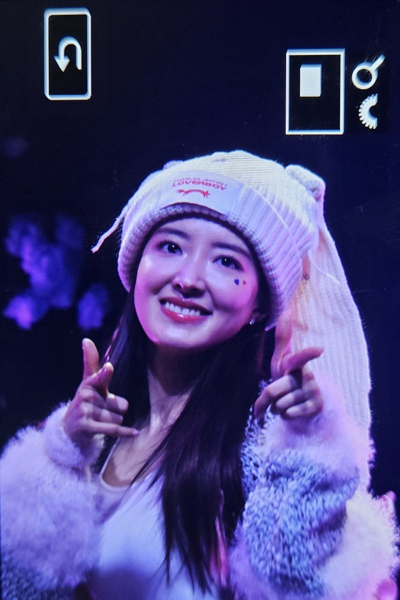 lilmeo_meow's tweet photo. Hehehhehe banget sih hand sign nya https://t.co/XtaosACEc3