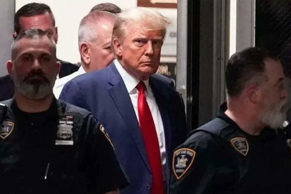 ntbsatudotcom's tweet photo. Donald Trump Ditahan Atas Dugaan Kasus Uang Tutup Mulut Bintang Porno

https://t.co/e03E0PJ3v5

Mantan Presiden Amerika Serikat (AS), Donald Trump resmi ditahan pada Selasa, 4 April 2023 siang waktu AS.

#DonalTrump #Lombok #NTB #Amerika #MantanPresiden #Mantanpresiden #Mantan https://t.co/GTN8OnpH43