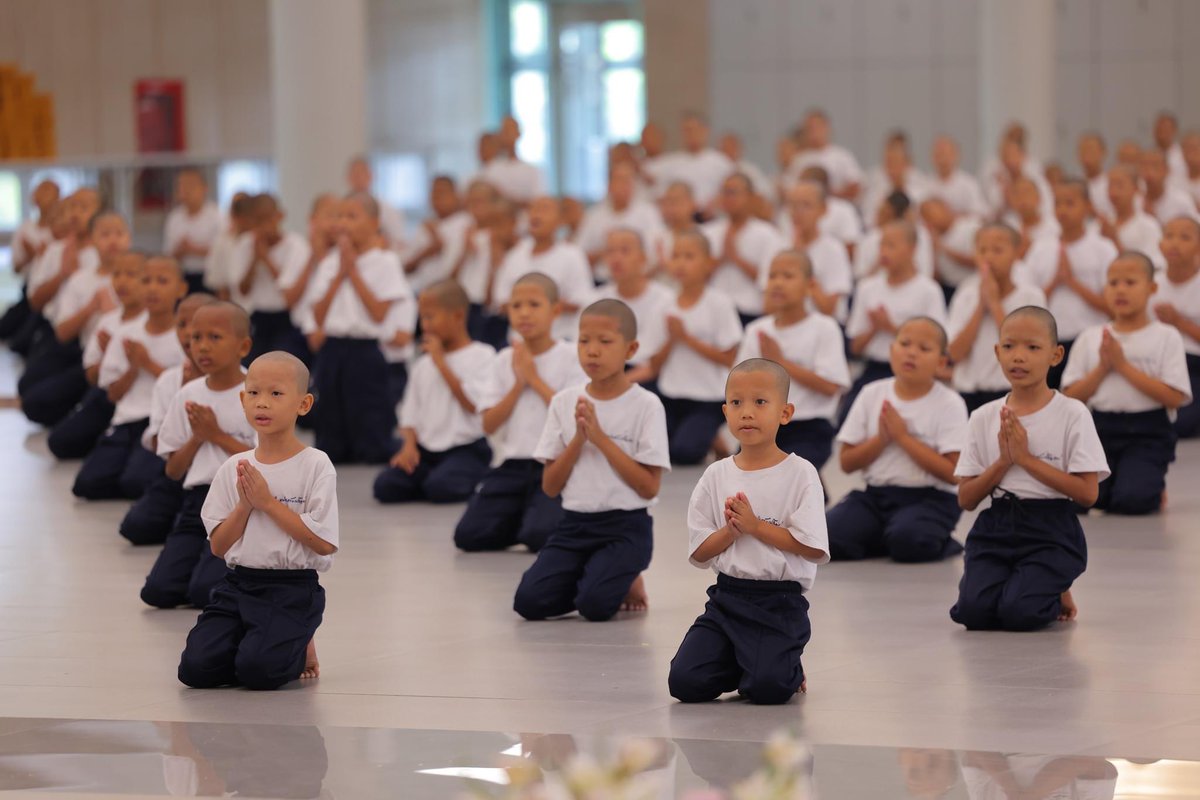 pworapoth's tweet photo. ภาพดี ๆ วัดพระธรรมกาย จัดบวชโครงการบรรพชาสามเณรฟื้นฟูพระพุทธศาสนาทั่วไทย “ปิดเทอม เติมธรรม” ปี พ.ศ. 2566 กว่า 5,000 รูป #บวช #สามเณร #คำคม #ธรรมะ https://t.co/VsjW0lUF7Y