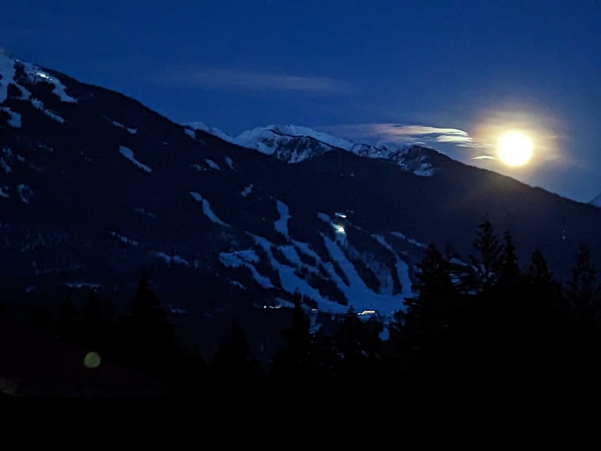 MuketyMuk's tweet photo. Moonrise over the #Selkirks at #Revelstoke Ski area +2C calm clear except cirrus and wave clouds. Upper Arrow Reservoir flats still good for skiing but melting fast. #Stumps. Flocks of Geese. Lots of deer. #Greenslide on Mt Cartier. 
 #BCStorm https://t.co/MQeCuoIxHe