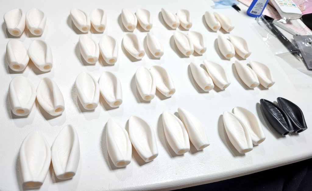 아티토의 심벌.~🤭✨️ 사장님🐰 굿즈가 드디어 생산이 완료되어 부랴부랴 자석 작업과 포장을 마쳤습니다!!❤️‍🔥 행사장 한정으로 미도색 원형 소량 현장 판매할 예정이며,  같은날 온라인 선주문도 오픈할 예정 입니다. 열심히 준비했습니다. 많은 관심 부탁 드릴게요!😆  
#프젝돌 #트인덕장터 💗