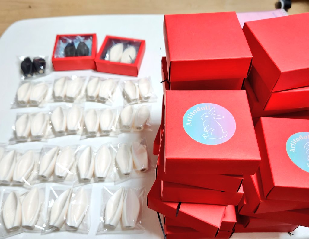 수량을 많이 세이브 하고 싶었지만.. 첫 샘플이라 쿠크다스하게..  20개 미만으로 현장 판매가 준비될듯 합니다~🥹(전시용 샘플을 빼니 정말 소량이라 죄송한 마음이 드네요..)  선주문을 진행은 재고가 있을시 선착순으로 배송할 예정이며, 추가분은 생산 후 순차적으로 진행할 예정입니다! ❤️‍🔥