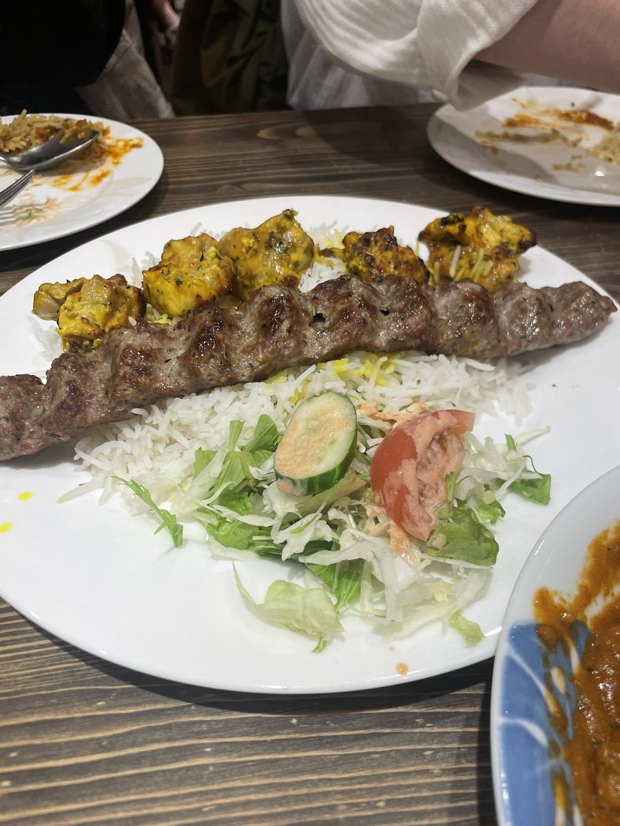 namastejoe's tweet photo. 部員たちで超絶美味なカレーを食べにいきました🇮🇳🍛

細長いケバブ、塩っけのあるラッシー、柔らかいマトンの入ったビリヤニ全てがアッチャー！💃🕺🔥

あなたもインドカレーサークルに入って無我夢中でカレーを食べてみませんか👳🏾‍♂️🙏🏾

#春から同志社 
#春から同女 https://t.co/3n3aZsvyVr