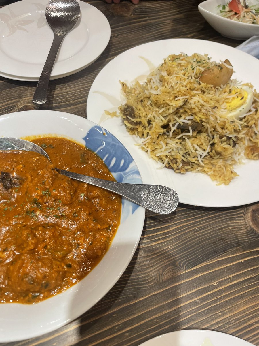 部員たちで超絶美味なカレーを食べにいきました🇮🇳🍛

細長いケバブ、塩っけのあるラッシー、柔らかいマトンの入ったビリヤニ全てがアッチャー！💃🕺🔥

あなたもインドカレーサークルに入って無我夢中でカレーを食べてみませんか👳🏾‍♂️🙏🏾

#春から同志社 
#春から同女
