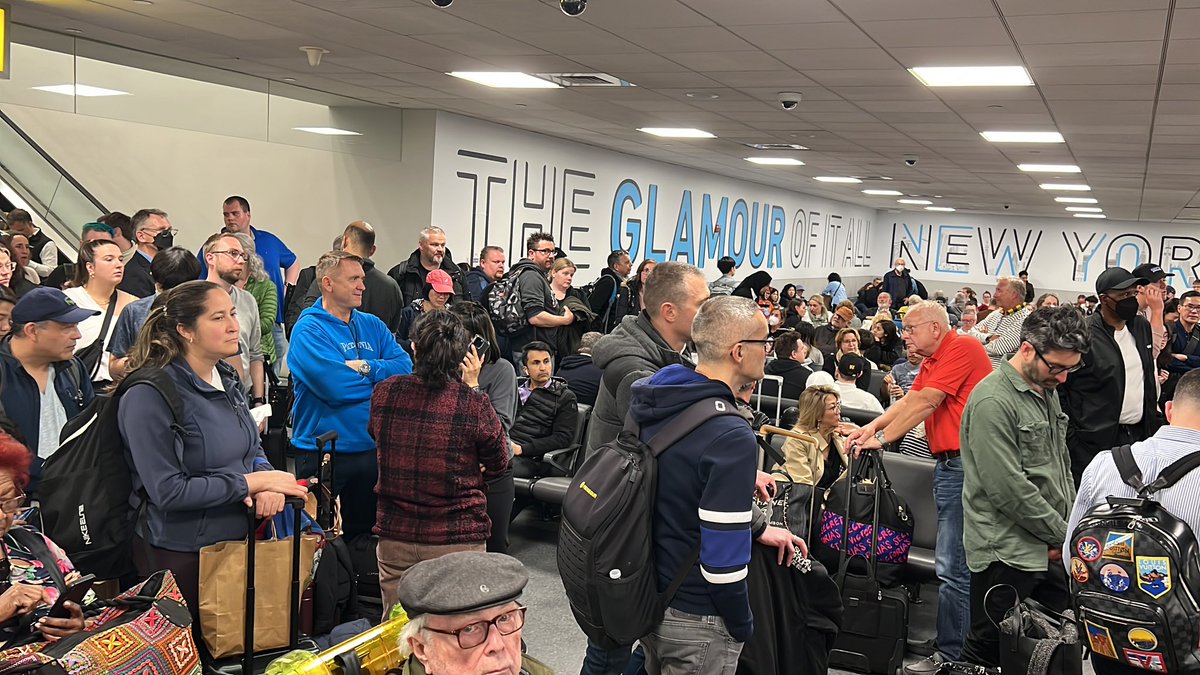 ashife's tweet photo. Will never fly @SingaporeAir ever again. 3.5 hours delayed due to mechanical issues without any updates. Staff doesn't seem to care even when they see little kids falling asleep on the floor. Clearly, customers are not a priority. https://t.co/fZSUnyMXNy