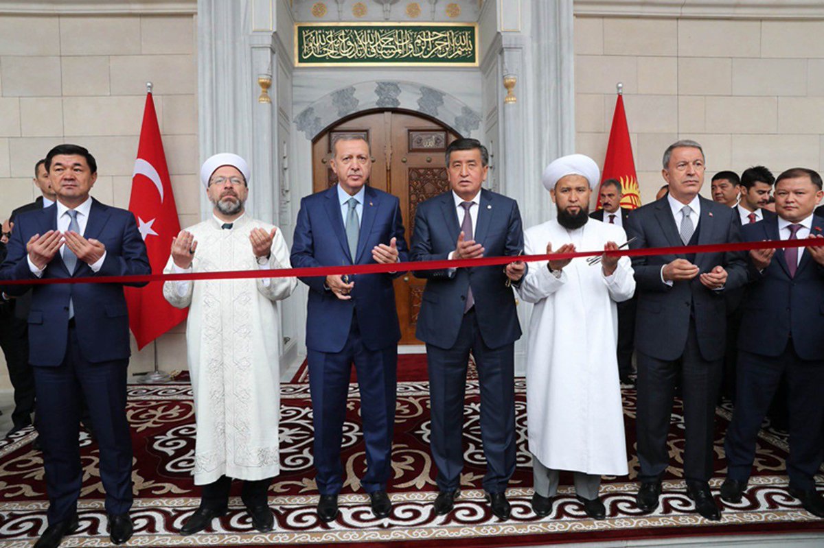 @uzgunumlan @kilicdarogluk @RTErdogan Ayakkabı ile camiye girilmez bu basite alınacak birşey değil bu resmi de yorumları mısınız rica etsem.